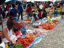 Pisac, Perú - 14 de octubre de 2012 Gente no identificada en un mercado en el pueblo de Pisac fotos de archivo Pisac, Perú - 14 de octubre de 2012 Gente no identificada en un mercado en el pueblo de Pisac fotos de archivo