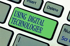 Pisać nutowych pokazuje Używa technologiach cyfrowych Biznesowy fotografii pokazywać używa cyfrową informację zawiera zdjęcia royalty free Pisać nutowych pokazuje Używa technologiach cyfrowych Biznesowy fotografii pokazywać używa cyfrową informację zawiera zdjęcia royalty free