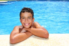 Piscina feliz de las vacaciones del adolescente del muchacho imágenes de archivo libres de regalías Piscina feliz de las vacaciones del adolescente del muchacho imágenes de archivo libres de regalías