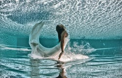 Piscine bleue de jour ensoleillé de beau de femme de fille de robe bain sous-marin de plongée