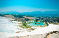 Piscines de travertin et terrasses blanches, lac de turquoise, Pamukkale, photos libres de droits Piscines de travertin et terrasses blanches, lac de turquoise, Pamukkale, photos libres de droits