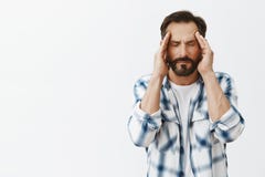 Pissed από το άτομο που δοκιμάζει το θυμό, να τρίψει τους ναούς με τις ιδιαίτερες προσοχές, να δοκιμάσει την ηρεμία κάτω, το αίσθ στοκ φωτογραφία με δικαίωμα ελεύθερης χρήσης Pissed από το άτομο που δοκιμάζει το θυμό, να τρίψει τους ναούς με τις ιδιαίτερες προσοχές, να δοκιμάσει την ηρεμία κάτω, το αίσθ στοκ φωτογραφία με δικαίωμα ελεύθερης χρήσης