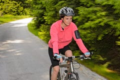 Pista ciclabile del mosso di ciclismo di montagna della donna immagine stock libera da diritti Pista ciclabile del mosso di ciclismo di montagna della donna immagine stock libera da diritti