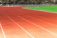 Pista corrente rossa, linea bianca nello stadio Immagine Stock Pista corrente rossa, linea bianca nello stadio Immagine Stock