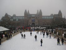 A pista da patinagem no gelo e o sinal atrás do Rijskmuseum, Países Baixos de Amsterdão foto de stock A pista da patinagem no gelo e o sinal atrás do Rijskmuseum, Países Baixos de Amsterdão foto de stock