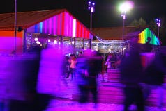 Pista de hielo en el parque de Gorki en Moscú Escena de la noche Pista de hielo en el parque de Gorki en Moscú Escena de la noche