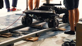 Pista del carrello della regolazione del gruppo della squadra di produzione fotografia stock libera da diritti Pista del carrello della regolazione del gruppo della squadra di produzione fotografia stock libera da diritti