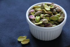 Pistacchi in Ramekin bianco immagini stock libere da diritti Pistacchi in Ramekin bianco immagini stock libere da diritti
