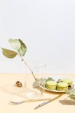 Pistachecake makaroons en pistaches op een beige achtergrond Hoogste mening stock foto's Pistachecake makaroons en pistaches op een beige achtergrond Hoogste mening stock foto's