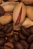Pistachenoten en van koffiebonen Macro royalty-vrije stock afbeeldingen Pistachenoten en van koffiebonen Macro royalty-vrije stock afbeeldingen