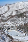 Piste de patinage extérieure de vitesse de Medeo ou de Medeu à Almaty, Kazakhst image libre de droits Piste de patinage extérieure de vitesse de Medeo ou de Medeu à Almaty, Kazakhst image libre de droits