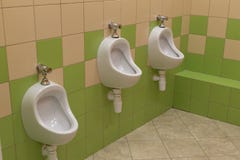 Pisuary w jawnej toalecie dla różnego przyrosta zdjęcia stock Pisuary w jawnej toalecie dla różnego przyrosta zdjęcia stock