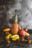 pitaya, рамбутаны, карамболы, манго, папапайи и маракуйи на мраморной столешнице стоковое изображение rf pitaya, рамбутаны, карамболы, манго, папапайи и маракуйи на мраморной столешнице стоковое изображение rf