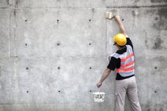 Pittore che lavora alla vecchia parete immagini stock Pittore che lavora alla vecchia parete immagini stock