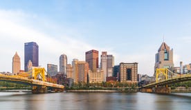 Pittsburgh, Pennsylvanie, Etats-Unis : 8-21-17 horizon de Pittsburgh au soleil photographie stock Pittsburgh, Pennsylvanie, Etats-Unis : 8-21-17 horizon de Pittsburgh au soleil photographie stock