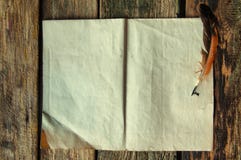 Piuma e carta con lo spazio del testo fotografia stock Piuma e carta con lo spazio del testo fotografia stock
