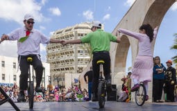 piwo IZRAEL, Marzec, - 5, 2015: Chłopiec i dziewczyny wykonujący na bicyklach z jeden kołem na ulicznej scenie - Purim Obrazy Royalty Free piwo IZRAEL, Marzec, - 5, 2015: Chłopiec i dziewczyny wykonujący na bicyklach z jeden kołem na ulicznej scenie - Purim Obrazy Royalty Free