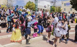 piwo IZRAEL, Marzec, - 5, 2015: Dzieci w karnawałowych kostiumach łapią prezenty na uczcie Purim- Obrazy Stock piwo IZRAEL, Marzec, - 5, 2015: Dzieci w karnawałowych kostiumach łapią prezenty na uczcie Purim- Obrazy Stock