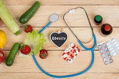 Pizarra en la forma del corazón con obesidad, el estetoscopio y la opción del texto entre las vitaminas, las verduras, las frutas fotos de archivo libres de regalías Pizarra en la forma del corazón con obesidad, el estetoscopio y la opción del texto entre las vitaminas, las verduras, las frutas fotos de archivo libres de regalías