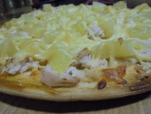 Pizza apetitosa com abacaxi e close-up da galinha imagens de stock royalty free Pizza apetitosa com abacaxi e close-up da galinha imagens de stock royalty free