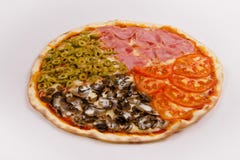 Pizza avec du jambon, des champignons, des tomates et des olives sur un backgr blanc photo libre de droits Pizza avec du jambon, des champignons, des tomates et des olives sur un backgr blanc photo libre de droits