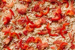 pizza Casa-feita do vegetariano com pimentas, os tomates e queijo vermelhos de sino imagens de stock royalty free pizza Casa-feita do vegetariano com pimentas, os tomates e queijo vermelhos de sino imagens de stock royalty free