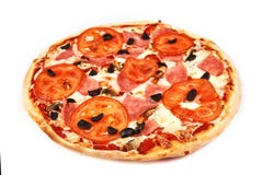 Pizza com bacon, tomates, azeitonas e cogumelos no fundo branco fotografia de stock Pizza com bacon, tomates, azeitonas e cogumelos no fundo branco fotografia de stock
