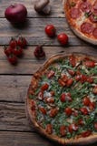 Pizza com vegetais imagens de stock royalty free Pizza com vegetais imagens de stock royalty free