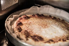 Pizza dans la micro-onde images libres de droits Pizza dans la micro-onde images libres de droits