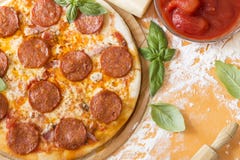 Pizza de Pepperoni imagem de stock Pizza de Pepperoni imagem de stock