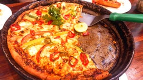 PIZZA DE VEGETERIAN EN LA CACEROLA NEGRA fotografía de archivo libre de regalías PIZZA DE VEGETERIAN EN LA CACEROLA NEGRA fotografía de archivo libre de regalías