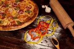 Pizza deliciosa de los camarones y de los mejillones de los mariscos en una tabla de madera negra Alimento italiano Visión superi fotografía de archivo libre de regalías Pizza deliciosa de los camarones y de los mejillones de los mariscos en una tabla de madera negra Alimento italiano Visión superi fotografía de archivo libre de regalías