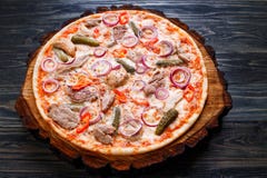Pizza di recente al forno con carne, le cipolle, i cetriolini ed il peperoncino fotografie stock Pizza di recente al forno con carne, le cipolle, i cetriolini ed il peperoncino fotografie stock
