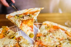 Pizza do vegetariano em um fundo escuro com cogumelos fotografia de stock royalty free Pizza do vegetariano em um fundo escuro com cogumelos fotografia de stock royalty free
