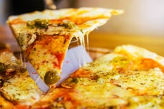 Pizza do vegetariano em um fundo escuro com cogumelos foto de stock Pizza do vegetariano em um fundo escuro com cogumelos foto de stock