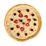 Pizza douce avec de la crème et le fruit sur le fond d'isolement images stock Pizza douce avec de la crème et le fruit sur le fond d'isolement images stock