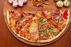 Pizza e sushi f foto de stock royalty free Pizza e sushi f foto de stock royalty free