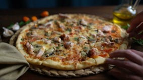 Pizza en pedazos, primer del corte almacen de metraje de vídeo Pizza en pedazos, primer del corte almacen de metraje de vídeo