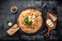 Pizza italiana con diversas clases de queso en una piedra y un tablero de tiza rasguñado negro Alimento tradicional italiano imagen de archivo libre de regalías Pizza italiana con diversas clases de queso en una piedra y un tablero de tiza rasguñado negro Alimento tradicional italiano imagen de archivo libre de regalías
