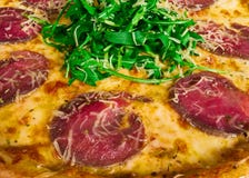 Pizza italiana con el primer de la carne de vaca imagenes de archivo Pizza italiana con el primer de la carne de vaca imagenes de archivo