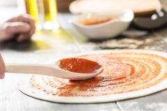Pizza italiana con le foglie della mozzarella, del formaggio e del basilico fotografia stock libera da diritti Pizza italiana con le foglie della mozzarella, del formaggio e del basilico fotografia stock libera da diritti