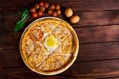 Pizza italiana deliciosa con el primer de la opinión superior del huevo foto de archivo libre de regalías Pizza italiana deliciosa con el primer de la opinión superior del huevo foto de archivo libre de regalías