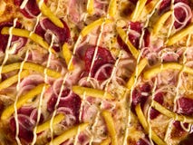 Pizza italiana deliciosa con el primer de las patatas imagen de archivo Pizza italiana deliciosa con el primer de las patatas imagen de archivo
