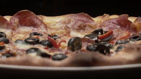 Pizza italiana rústica con los salchichones, la mozzarella y la aceituna metrajes Pizza italiana rústica con los salchichones, la mozzarella y la aceituna metrajes
