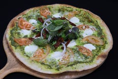 Pizza italienne de croûte mince avec de la sauce à pesto de basilic photos libres de droits Pizza italienne de croûte mince avec de la sauce à pesto de basilic photos libres de droits