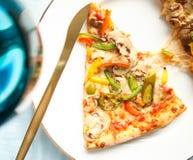 pizza - italienska kokkonstrecept utformade begrepp royaltyfri bild pizza - italienska kokkonstrecept utformade begrepp royaltyfri bild