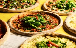 Pizza kreist mit Fleisch, Frühlingszwiebeln, Tomaten und Salat ein lizenzfreies stockfoto Pizza kreist mit Fleisch, Frühlingszwiebeln, Tomaten und Salat ein lizenzfreies stockfoto