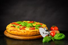 Pizza Margherita y rueda del cortador fotografía de archivo Pizza Margherita y rueda del cortador fotografía de archivo