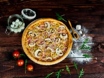 Pizza med skinka och champinjoner royaltyfri foto Pizza med skinka och champinjoner royaltyfri foto