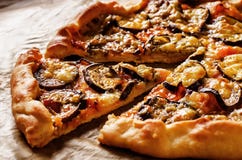 Pizza met aubergine stock afbeelding Pizza met aubergine stock afbeelding